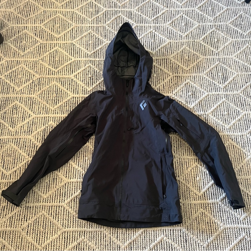 Black Diamond mission ski shell. Excellent ski shell that’s only been worn once!